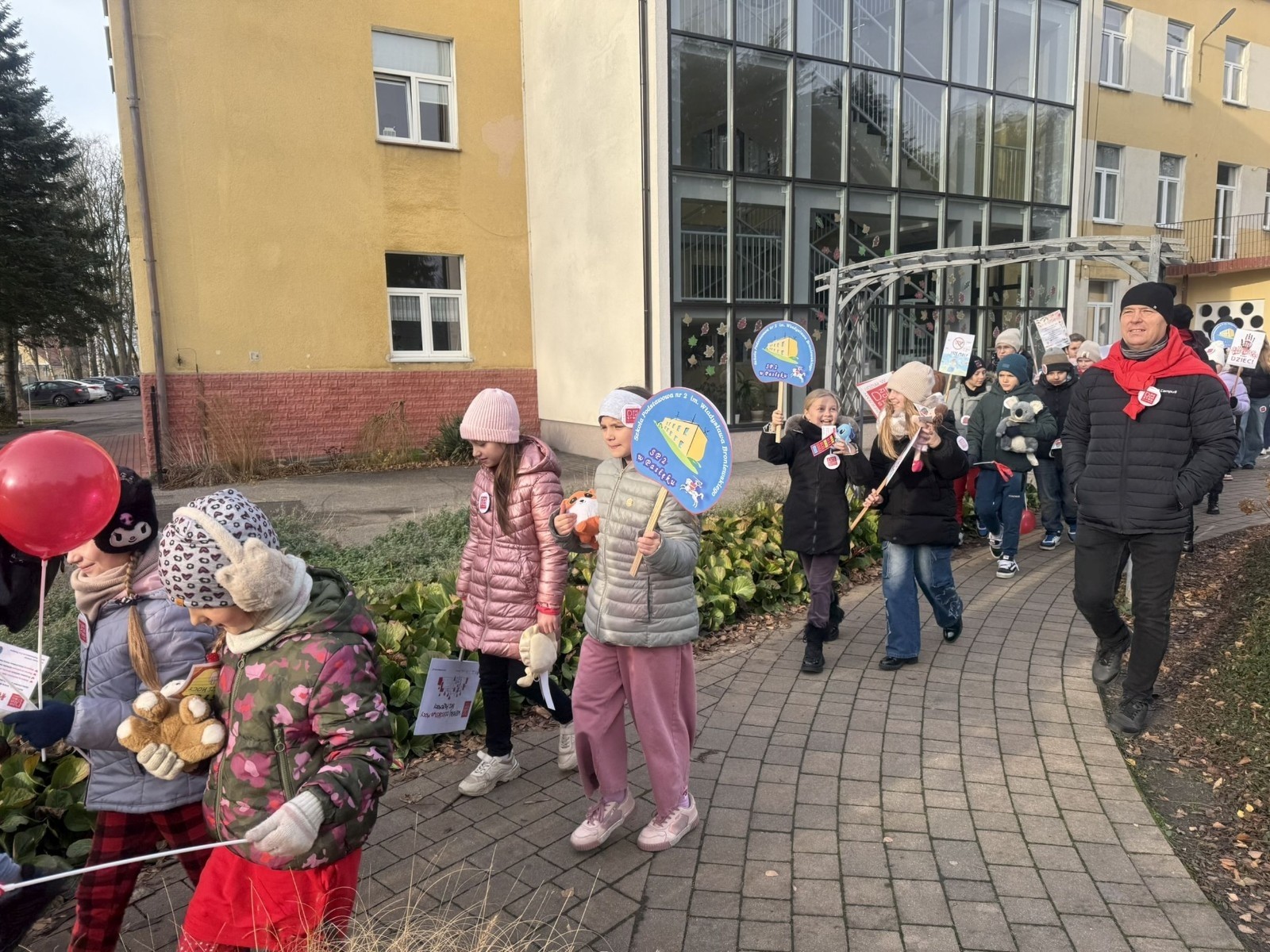 W środę 17.11.2025 nasza szkoła zorganizowała wyjątkowe wydarzenie, które było zaczątkiem podsumowania kampanii „Dzieciństwo bez Przemocy”. Dzień rozpoczął się od radosnego marszu, w którym dzieci grup przedszkolnych z wychowawczyniami oraz uczniowie wraz z nauczycielami przeszli ulicami naszego miasta. Podczas tego wydarzenia dzieci rozdawały mieszkańcom kolorowe maskotki, promując ideę bezpiecznego i szczęśliwego dzieciństwa.
Ważnym punktem dnia było spotkanie w Urzędzie Miasta z panią burmistrz, która serdecznie przyjęła naszych reprezentantów. Rozmowy dotyczyły dalszych działań na rzecz dzieci oraz wspierania inicjatyw mających na celu eliminację przemocy wśród najmłodszych.