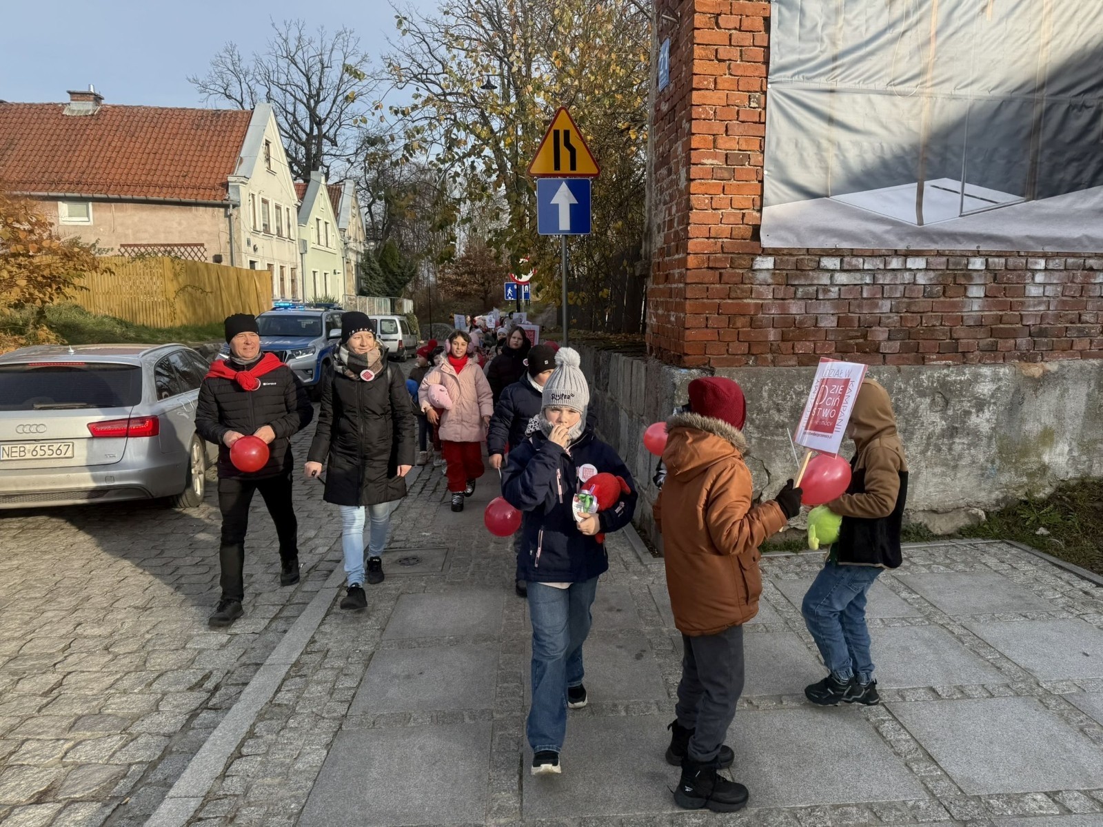 W środę 17.11.2025 nasza szkoła zorganizowała wyjątkowe wydarzenie, które było zaczątkiem podsumowania kampanii „Dzieciństwo bez Przemocy”. Dzień rozpoczął się od radosnego marszu, w którym dzieci grup przedszkolnych z wychowawczyniami oraz uczniowie wraz z nauczycielami przeszli ulicami naszego miasta. Podczas tego wydarzenia dzieci rozdawały mieszkańcom kolorowe maskotki, promując ideę bezpiecznego i szczęśliwego dzieciństwa.
Ważnym punktem dnia było spotkanie w Urzędzie Miasta z panią burmistrz, która serdecznie przyjęła naszych reprezentantów. Rozmowy dotyczyły dalszych działań na rzecz dzieci oraz wspierania inicjatyw mających na celu eliminację przemocy wśród najmłodszych.