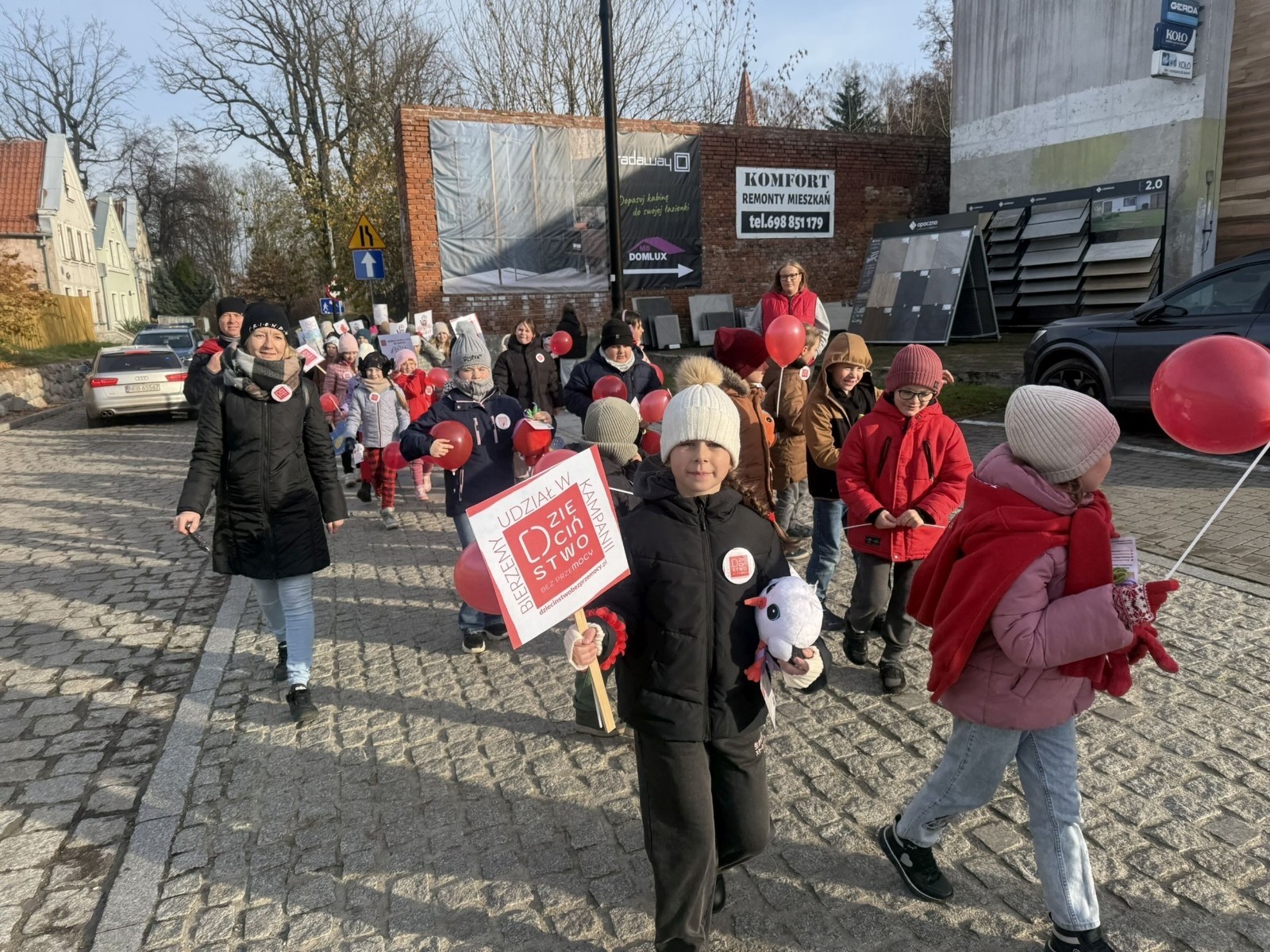 W środę 17.11.2025 nasza szkoła zorganizowała wyjątkowe wydarzenie, które było zaczątkiem podsumowania kampanii „Dzieciństwo bez Przemocy”. Dzień rozpoczął się od radosnego marszu, w którym dzieci grup przedszkolnych z wychowawczyniami oraz uczniowie wraz z nauczycielami przeszli ulicami naszego miasta. Podczas tego wydarzenia dzieci rozdawały mieszkańcom kolorowe maskotki, promując ideę bezpiecznego i szczęśliwego dzieciństwa.
Ważnym punktem dnia było spotkanie w Urzędzie Miasta z panią burmistrz, która serdecznie przyjęła naszych reprezentantów. Rozmowy dotyczyły dalszych działań na rzecz dzieci oraz wspierania inicjatyw mających na celu eliminację przemocy wśród najmłodszych.