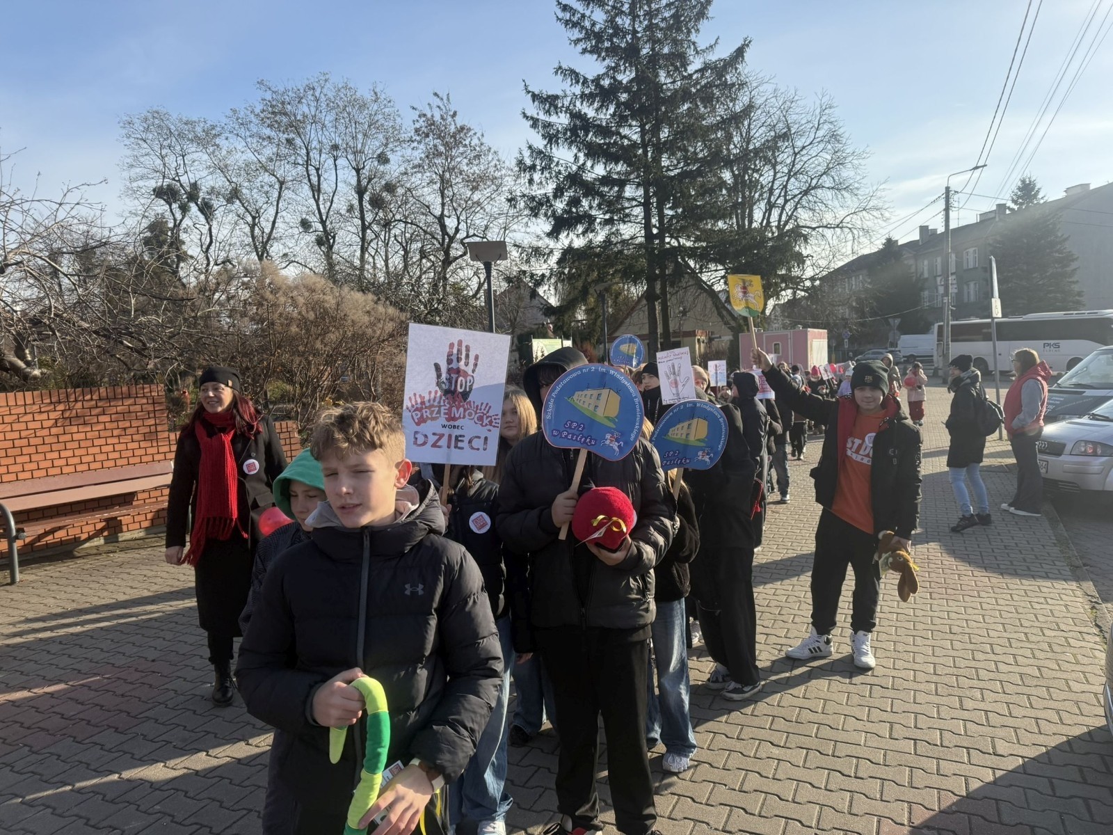 W środę 17.11.2025 nasza szkoła zorganizowała wyjątkowe wydarzenie, które było zaczątkiem podsumowania kampanii „Dzieciństwo bez Przemocy”. Dzień rozpoczął się od radosnego marszu, w którym dzieci grup przedszkolnych z wychowawczyniami oraz uczniowie wraz z nauczycielami przeszli ulicami naszego miasta. Podczas tego wydarzenia dzieci rozdawały mieszkańcom kolorowe maskotki, promując ideę bezpiecznego i szczęśliwego dzieciństwa.
Ważnym punktem dnia było spotkanie w Urzędzie Miasta z panią burmistrz, która serdecznie przyjęła naszych reprezentantów. Rozmowy dotyczyły dalszych działań na rzecz dzieci oraz wspierania inicjatyw mających na celu eliminację przemocy wśród najmłodszych.