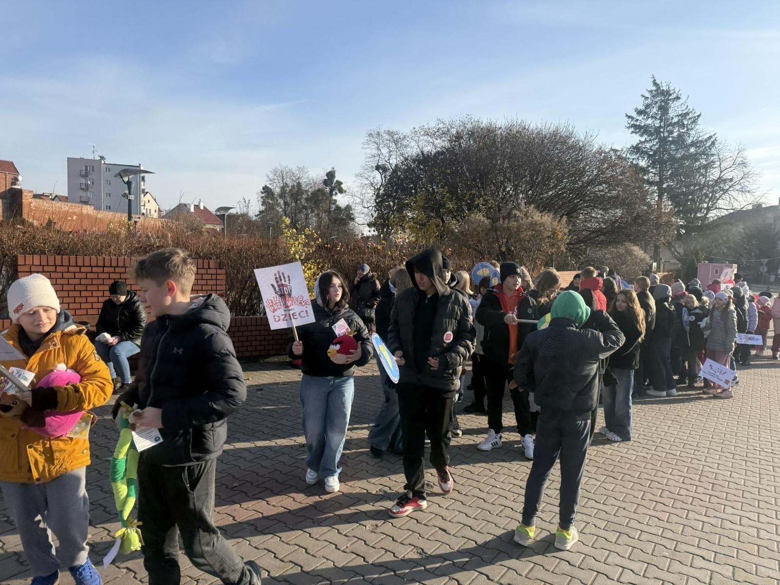 W środę 17.11.2025 nasza szkoła zorganizowała wyjątkowe wydarzenie, które było zaczątkiem podsumowania kampanii „Dzieciństwo bez Przemocy”. Dzień rozpoczął się od radosnego marszu, w którym dzieci grup przedszkolnych z wychowawczyniami oraz uczniowie wraz z nauczycielami przeszli ulicami naszego miasta. Podczas tego wydarzenia dzieci rozdawały mieszkańcom kolorowe maskotki, promując ideę bezpiecznego i szczęśliwego dzieciństwa.
Ważnym punktem dnia było spotkanie w Urzędzie Miasta z panią burmistrz, która serdecznie przyjęła naszych reprezentantów. Rozmowy dotyczyły dalszych działań na rzecz dzieci oraz wspierania inicjatyw mających na celu eliminację przemocy wśród najmłodszych.