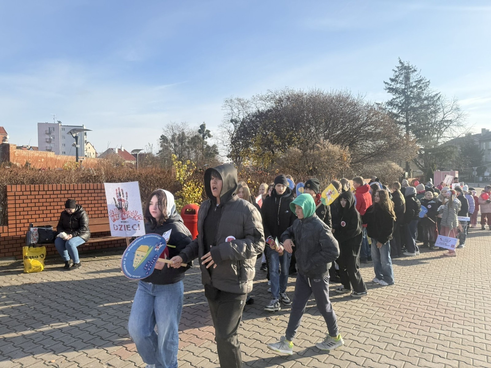 W środę 17.11.2025 nasza szkoła zorganizowała wyjątkowe wydarzenie, które było zaczątkiem podsumowania kampanii „Dzieciństwo bez Przemocy”. Dzień rozpoczął się od radosnego marszu, w którym dzieci grup przedszkolnych z wychowawczyniami oraz uczniowie wraz z nauczycielami przeszli ulicami naszego miasta. Podczas tego wydarzenia dzieci rozdawały mieszkańcom kolorowe maskotki, promując ideę bezpiecznego i szczęśliwego dzieciństwa.
Ważnym punktem dnia było spotkanie w Urzędzie Miasta z panią burmistrz, która serdecznie przyjęła naszych reprezentantów. Rozmowy dotyczyły dalszych działań na rzecz dzieci oraz wspierania inicjatyw mających na celu eliminację przemocy wśród najmłodszych.