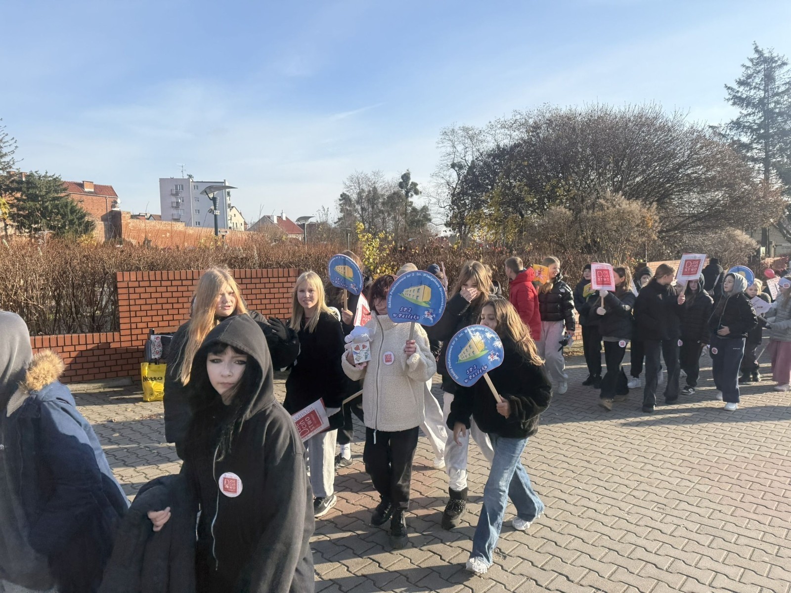 W środę 17.11.2025 nasza szkoła zorganizowała wyjątkowe wydarzenie, które było zaczątkiem podsumowania kampanii „Dzieciństwo bez Przemocy”. Dzień rozpoczął się od radosnego marszu, w którym dzieci grup przedszkolnych z wychowawczyniami oraz uczniowie wraz z nauczycielami przeszli ulicami naszego miasta. Podczas tego wydarzenia dzieci rozdawały mieszkańcom kolorowe maskotki, promując ideę bezpiecznego i szczęśliwego dzieciństwa.
Ważnym punktem dnia było spotkanie w Urzędzie Miasta z panią burmistrz, która serdecznie przyjęła naszych reprezentantów. Rozmowy dotyczyły dalszych działań na rzecz dzieci oraz wspierania inicjatyw mających na celu eliminację przemocy wśród najmłodszych.