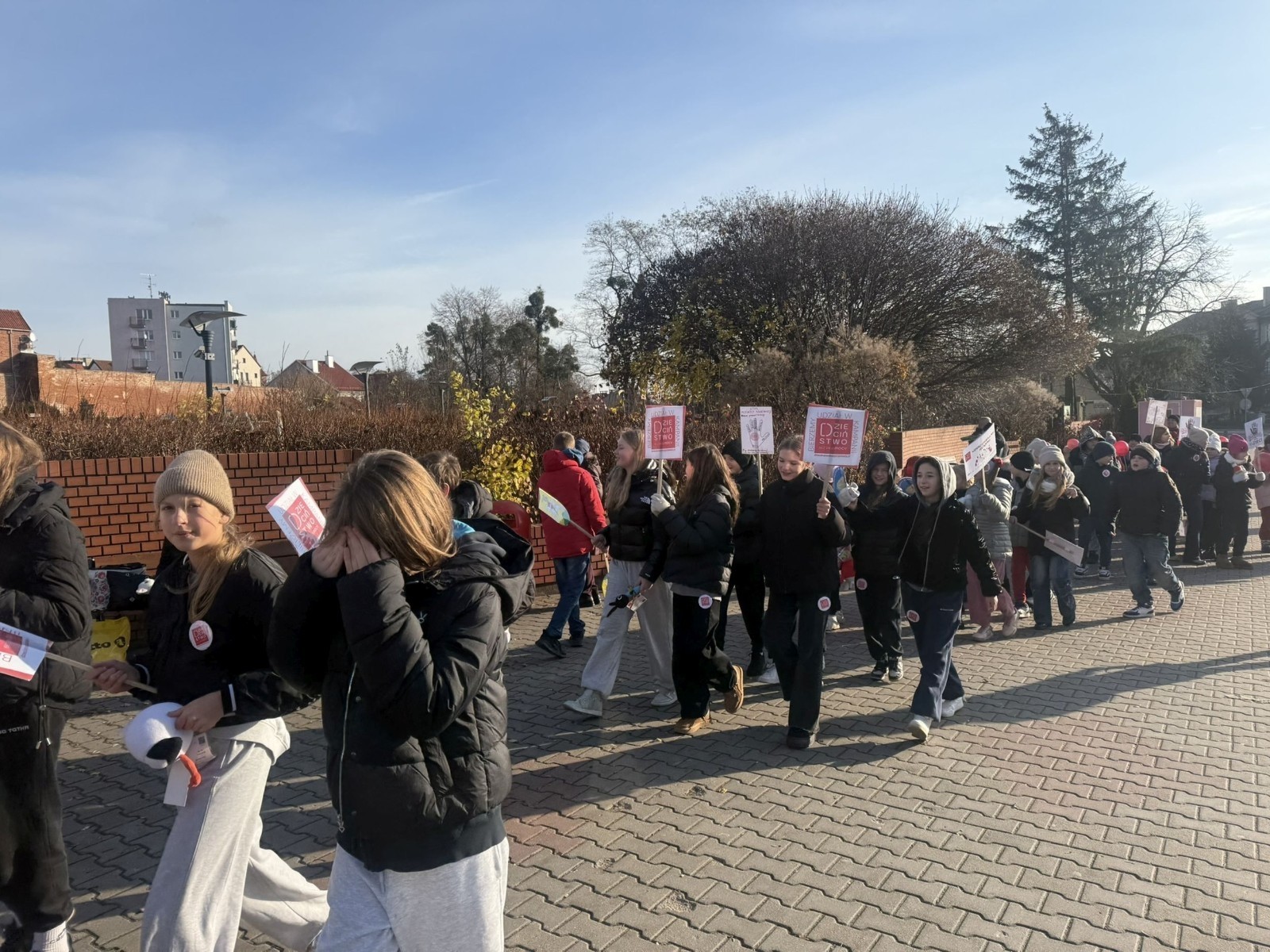 W środę 17.11.2025 nasza szkoła zorganizowała wyjątkowe wydarzenie, które było zaczątkiem podsumowania kampanii „Dzieciństwo bez Przemocy”. Dzień rozpoczął się od radosnego marszu, w którym dzieci grup przedszkolnych z wychowawczyniami oraz uczniowie wraz z nauczycielami przeszli ulicami naszego miasta. Podczas tego wydarzenia dzieci rozdawały mieszkańcom kolorowe maskotki, promując ideę bezpiecznego i szczęśliwego dzieciństwa.
Ważnym punktem dnia było spotkanie w Urzędzie Miasta z panią burmistrz, która serdecznie przyjęła naszych reprezentantów. Rozmowy dotyczyły dalszych działań na rzecz dzieci oraz wspierania inicjatyw mających na celu eliminację przemocy wśród najmłodszych.