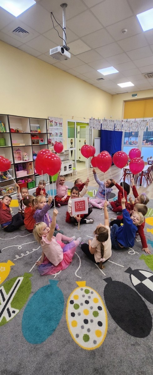 W środę 17.11.2025 nasza szkoła zorganizowała wyjątkowe wydarzenie, które było zaczątkiem podsumowania kampanii „Dzieciństwo bez Przemocy”. Dzień rozpoczął się od radosnego marszu, w którym dzieci grup przedszkolnych z wychowawczyniami oraz uczniowie wraz z nauczycielami przeszli ulicami naszego miasta. Podczas tego wydarzenia dzieci rozdawały mieszkańcom kolorowe maskotki, promując ideę bezpiecznego i szczęśliwego dzieciństwa.
Ważnym punktem dnia było spotkanie w Urzędzie Miasta z panią burmistrz, która serdecznie przyjęła naszych reprezentantów. Rozmowy dotyczyły dalszych działań na rzecz dzieci oraz wspierania inicjatyw mających na celu eliminację przemocy wśród najmłodszych.