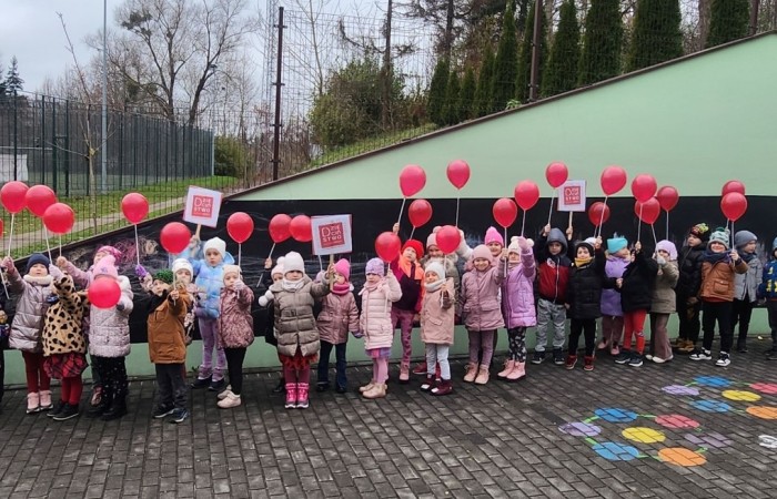 W środę 17.11.2025 nasza szkoła zorganizowała wyjątkowe wydarzenie, które było zaczątkiem podsumowania kampanii „Dzieciństwo bez Przemocy”. Dzień rozpoczął się od radosnego marszu, w którym dzieci grup przedszkolnych z wychowawczyniami oraz uczniowie wraz z nauczycielami przeszli ulicami naszego miasta. Podczas tego wydarzenia dzieci rozdawały mieszkańcom kolorowe maskotki, promując ideę bezpiecznego i szczęśliwego dzieciństwa.
Ważnym punktem dnia było spotkanie w Urzędzie Miasta z panią burmistrz, która serdecznie przyjęła naszych reprezentantów. Rozmowy dotyczyły dalszych działań na rzecz dzieci oraz wspierania inicjatyw mających na celu eliminację przemocy wśród najmłodszych.