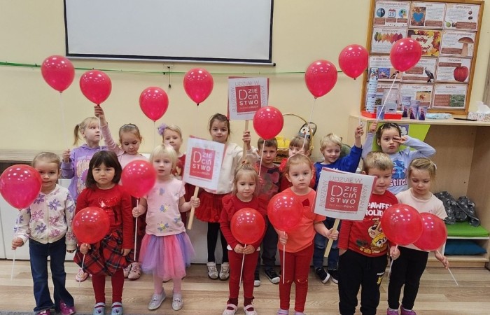 W środę 17.11.2025 nasza szkoła zorganizowała wyjątkowe wydarzenie, które było zaczątkiem podsumowania kampanii „Dzieciństwo bez Przemocy”. Dzień rozpoczął się od radosnego marszu, w którym dzieci grup przedszkolnych z wychowawczyniami oraz uczniowie wraz z nauczycielami przeszli ulicami naszego miasta. Podczas tego wydarzenia dzieci rozdawały mieszkańcom kolorowe maskotki, promując ideę bezpiecznego i szczęśliwego dzieciństwa.
Ważnym punktem dnia było spotkanie w Urzędzie Miasta z panią burmistrz, która serdecznie przyjęła naszych reprezentantów. Rozmowy dotyczyły dalszych działań na rzecz dzieci oraz wspierania inicjatyw mających na celu eliminację przemocy wśród najmłodszych.