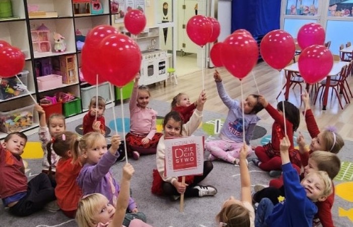 W środę 17.11.2025 nasza szkoła zorganizowała wyjątkowe wydarzenie, które było zaczątkiem podsumowania kampanii „Dzieciństwo bez Przemocy”. Dzień rozpoczął się od radosnego marszu, w którym dzieci grup przedszkolnych z wychowawczyniami oraz uczniowie wraz z nauczycielami przeszli ulicami naszego miasta. Podczas tego wydarzenia dzieci rozdawały mieszkańcom kolorowe maskotki, promując ideę bezpiecznego i szczęśliwego dzieciństwa.
Ważnym punktem dnia było spotkanie w Urzędzie Miasta z panią burmistrz, która serdecznie przyjęła naszych reprezentantów. Rozmowy dotyczyły dalszych działań na rzecz dzieci oraz wspierania inicjatyw mających na celu eliminację przemocy wśród najmłodszych.