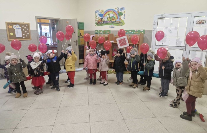 W środę 17.11.2025 nasza szkoła zorganizowała wyjątkowe wydarzenie, które było zaczątkiem podsumowania kampanii „Dzieciństwo bez Przemocy”. Dzień rozpoczął się od radosnego marszu, w którym dzieci grup przedszkolnych z wychowawczyniami oraz uczniowie wraz z nauczycielami przeszli ulicami naszego miasta. Podczas tego wydarzenia dzieci rozdawały mieszkańcom kolorowe maskotki, promując ideę bezpiecznego i szczęśliwego dzieciństwa.
Ważnym punktem dnia było spotkanie w Urzędzie Miasta z panią burmistrz, która serdecznie przyjęła naszych reprezentantów. Rozmowy dotyczyły dalszych działań na rzecz dzieci oraz wspierania inicjatyw mających na celu eliminację przemocy wśród najmłodszych.