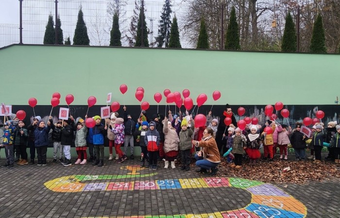 W środę 17.11.2025 nasza szkoła zorganizowała wyjątkowe wydarzenie, które było zaczątkiem podsumowania kampanii „Dzieciństwo bez Przemocy”. Dzień rozpoczął się od radosnego marszu, w którym dzieci grup przedszkolnych z wychowawczyniami oraz uczniowie wraz z nauczycielami przeszli ulicami naszego miasta. Podczas tego wydarzenia dzieci rozdawały mieszkańcom kolorowe maskotki, promując ideę bezpiecznego i szczęśliwego dzieciństwa.
Ważnym punktem dnia było spotkanie w Urzędzie Miasta z panią burmistrz, która serdecznie przyjęła naszych reprezentantów. Rozmowy dotyczyły dalszych działań na rzecz dzieci oraz wspierania inicjatyw mających na celu eliminację przemocy wśród najmłodszych.