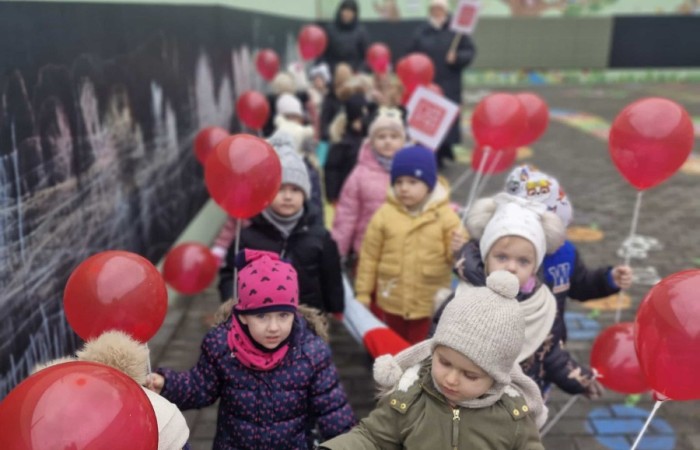 W środę 17.11.2025 nasza szkoła zorganizowała wyjątkowe wydarzenie, które było zaczątkiem podsumowania kampanii „Dzieciństwo bez Przemocy”. Dzień rozpoczął się od radosnego marszu, w którym dzieci grup przedszkolnych z wychowawczyniami oraz uczniowie wraz z nauczycielami przeszli ulicami naszego miasta. Podczas tego wydarzenia dzieci rozdawały mieszkańcom kolorowe maskotki, promując ideę bezpiecznego i szczęśliwego dzieciństwa.
Ważnym punktem dnia było spotkanie w Urzędzie Miasta z panią burmistrz, która serdecznie przyjęła naszych reprezentantów. Rozmowy dotyczyły dalszych działań na rzecz dzieci oraz wspierania inicjatyw mających na celu eliminację przemocy wśród najmłodszych.