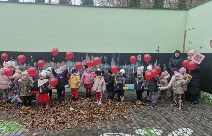 W środę 17.11.2025 nasza szkoła zorganizowała wyjątkowe wydarzenie, które było zaczątkiem podsumowania kampanii „Dzieciństwo bez Przemocy”. Dzień rozpoczął się od radosnego marszu, w którym dzieci grup przedszkolnych z wychowawczyniami oraz uczniowie wraz z nauczycielami przeszli ulicami naszego miasta. Podczas tego wydarzenia dzieci rozdawały mieszkańcom kolorowe maskotki, promując ideę bezpiecznego i szczęśliwego dzieciństwa.
Ważnym punktem dnia było spotkanie w Urzędzie Miasta z panią burmistrz, która serdecznie przyjęła naszych reprezentantów. Rozmowy dotyczyły dalszych działań na rzecz dzieci oraz wspierania inicjatyw mających na celu eliminację przemocy wśród najmłodszych.