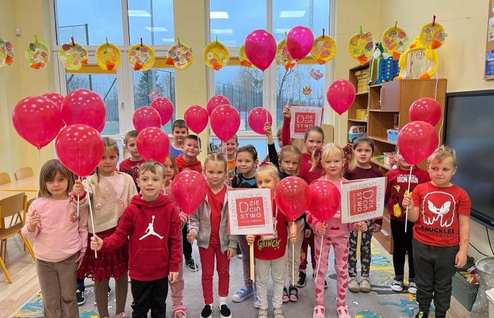 W środę 17.11.2025 nasza szkoła zorganizowała wyjątkowe wydarzenie, które było zaczątkiem podsumowania kampanii „Dzieciństwo bez Przemocy”. Dzień rozpoczął się od radosnego marszu, w którym dzieci grup przedszkolnych z wychowawczyniami oraz uczniowie wraz z nauczycielami przeszli ulicami naszego miasta. Podczas tego wydarzenia dzieci rozdawały mieszkańcom kolorowe maskotki, promując ideę bezpiecznego i szczęśliwego dzieciństwa.
Ważnym punktem dnia było spotkanie w Urzędzie Miasta z panią burmistrz, która serdecznie przyjęła naszych reprezentantów. Rozmowy dotyczyły dalszych działań na rzecz dzieci oraz wspierania inicjatyw mających na celu eliminację przemocy wśród najmłodszych.