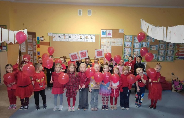 W środę 17.11.2025 nasza szkoła zorganizowała wyjątkowe wydarzenie, które było zaczątkiem podsumowania kampanii „Dzieciństwo bez Przemocy”. Dzień rozpoczął się od radosnego marszu, w którym dzieci grup przedszkolnych z wychowawczyniami oraz uczniowie wraz z nauczycielami przeszli ulicami naszego miasta. Podczas tego wydarzenia dzieci rozdawały mieszkańcom kolorowe maskotki, promując ideę bezpiecznego i szczęśliwego dzieciństwa.
Ważnym punktem dnia było spotkanie w Urzędzie Miasta z panią burmistrz, która serdecznie przyjęła naszych reprezentantów. Rozmowy dotyczyły dalszych działań na rzecz dzieci oraz wspierania inicjatyw mających na celu eliminację przemocy wśród najmłodszych.