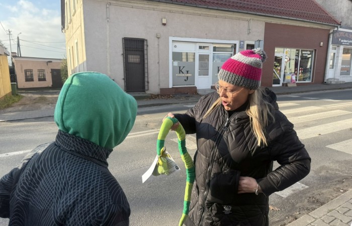 W środę 17.11.2025 nasza szkoła zorganizowała wyjątkowe wydarzenie, które było zaczątkiem podsumowania kampanii „Dzieciństwo bez Przemocy”. Dzień rozpoczął się od radosnego marszu, w którym dzieci grup przedszkolnych z wychowawczyniami oraz uczniowie wraz z nauczycielami przeszli ulicami naszego miasta. Podczas tego wydarzenia dzieci rozdawały mieszkańcom kolorowe maskotki, promując ideę bezpiecznego i szczęśliwego dzieciństwa.
Ważnym punktem dnia było spotkanie w Urzędzie Miasta z panią burmistrz, która serdecznie przyjęła naszych reprezentantów. Rozmowy dotyczyły dalszych działań na rzecz dzieci oraz wspierania inicjatyw mających na celu eliminację przemocy wśród najmłodszych.