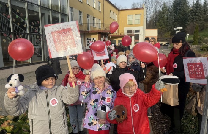W środę 17.11.2025 nasza szkoła zorganizowała wyjątkowe wydarzenie, które było zaczątkiem podsumowania kampanii „Dzieciństwo bez Przemocy”. Dzień rozpoczął się od radosnego marszu, w którym dzieci grup przedszkolnych z wychowawczyniami oraz uczniowie wraz z nauczycielami przeszli ulicami naszego miasta. Podczas tego wydarzenia dzieci rozdawały mieszkańcom kolorowe maskotki, promując ideę bezpiecznego i szczęśliwego dzieciństwa.
Ważnym punktem dnia było spotkanie w Urzędzie Miasta z panią burmistrz, która serdecznie przyjęła naszych reprezentantów. Rozmowy dotyczyły dalszych działań na rzecz dzieci oraz wspierania inicjatyw mających na celu eliminację przemocy wśród najmłodszych.