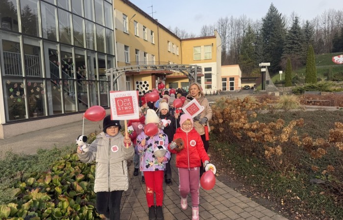 W środę 17.11.2025 nasza szkoła zorganizowała wyjątkowe wydarzenie, które było zaczątkiem podsumowania kampanii „Dzieciństwo bez Przemocy”. Dzień rozpoczął się od radosnego marszu, w którym dzieci grup przedszkolnych z wychowawczyniami oraz uczniowie wraz z nauczycielami przeszli ulicami naszego miasta. Podczas tego wydarzenia dzieci rozdawały mieszkańcom kolorowe maskotki, promując ideę bezpiecznego i szczęśliwego dzieciństwa.
Ważnym punktem dnia było spotkanie w Urzędzie Miasta z panią burmistrz, która serdecznie przyjęła naszych reprezentantów. Rozmowy dotyczyły dalszych działań na rzecz dzieci oraz wspierania inicjatyw mających na celu eliminację przemocy wśród najmłodszych.