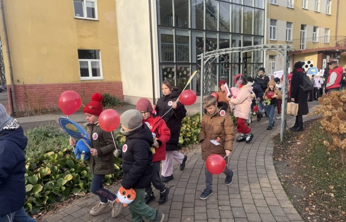 W środę 17.11.2025 nasza szkoła zorganizowała wyjątkowe wydarzenie, które było zaczątkiem podsumowania kampanii „Dzieciństwo bez Przemocy”. Dzień rozpoczął się od radosnego marszu, w którym dzieci grup przedszkolnych z wychowawczyniami oraz uczniowie wraz z nauczycielami przeszli ulicami naszego miasta. Podczas tego wydarzenia dzieci rozdawały mieszkańcom kolorowe maskotki, promując ideę bezpiecznego i szczęśliwego dzieciństwa.
Ważnym punktem dnia było spotkanie w Urzędzie Miasta z panią burmistrz, która serdecznie przyjęła naszych reprezentantów. Rozmowy dotyczyły dalszych działań na rzecz dzieci oraz wspierania inicjatyw mających na celu eliminację przemocy wśród najmłodszych.