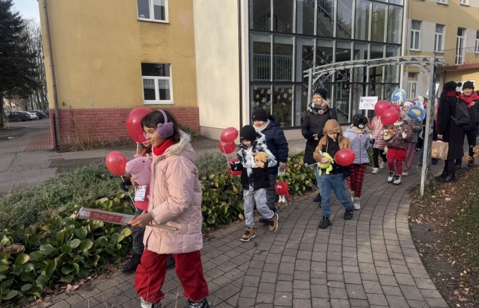 W środę 17.11.2025 nasza szkoła zorganizowała wyjątkowe wydarzenie, które było zaczątkiem podsumowania kampanii „Dzieciństwo bez Przemocy”. Dzień rozpoczął się od radosnego marszu, w którym dzieci grup przedszkolnych z wychowawczyniami oraz uczniowie wraz z nauczycielami przeszli ulicami naszego miasta. Podczas tego wydarzenia dzieci rozdawały mieszkańcom kolorowe maskotki, promując ideę bezpiecznego i szczęśliwego dzieciństwa.
Ważnym punktem dnia było spotkanie w Urzędzie Miasta z panią burmistrz, która serdecznie przyjęła naszych reprezentantów. Rozmowy dotyczyły dalszych działań na rzecz dzieci oraz wspierania inicjatyw mających na celu eliminację przemocy wśród najmłodszych.