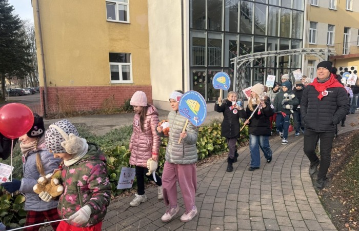 W środę 17.11.2025 nasza szkoła zorganizowała wyjątkowe wydarzenie, które było zaczątkiem podsumowania kampanii „Dzieciństwo bez Przemocy”. Dzień rozpoczął się od radosnego marszu, w którym dzieci grup przedszkolnych z wychowawczyniami oraz uczniowie wraz z nauczycielami przeszli ulicami naszego miasta. Podczas tego wydarzenia dzieci rozdawały mieszkańcom kolorowe maskotki, promując ideę bezpiecznego i szczęśliwego dzieciństwa.
Ważnym punktem dnia było spotkanie w Urzędzie Miasta z panią burmistrz, która serdecznie przyjęła naszych reprezentantów. Rozmowy dotyczyły dalszych działań na rzecz dzieci oraz wspierania inicjatyw mających na celu eliminację przemocy wśród najmłodszych.