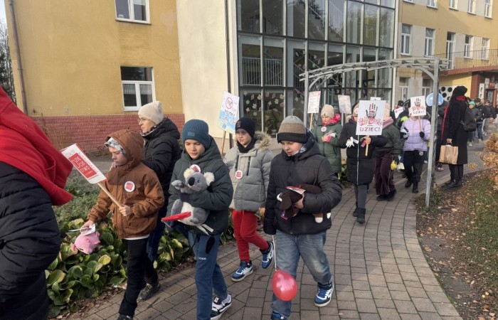 W środę 17.11.2025 nasza szkoła zorganizowała wyjątkowe wydarzenie, które było zaczątkiem podsumowania kampanii „Dzieciństwo bez Przemocy”. Dzień rozpoczął się od radosnego marszu, w którym dzieci grup przedszkolnych z wychowawczyniami oraz uczniowie wraz z nauczycielami przeszli ulicami naszego miasta. Podczas tego wydarzenia dzieci rozdawały mieszkańcom kolorowe maskotki, promując ideę bezpiecznego i szczęśliwego dzieciństwa.
Ważnym punktem dnia było spotkanie w Urzędzie Miasta z panią burmistrz, która serdecznie przyjęła naszych reprezentantów. Rozmowy dotyczyły dalszych działań na rzecz dzieci oraz wspierania inicjatyw mających na celu eliminację przemocy wśród najmłodszych.