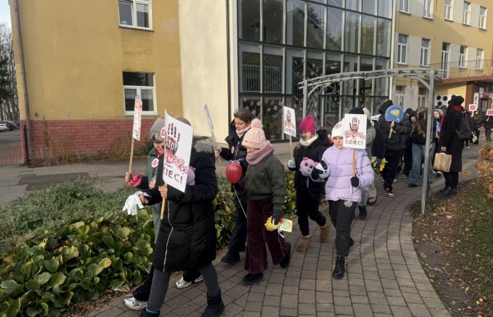 W środę 17.11.2025 nasza szkoła zorganizowała wyjątkowe wydarzenie, które było zaczątkiem podsumowania kampanii „Dzieciństwo bez Przemocy”. Dzień rozpoczął się od radosnego marszu, w którym dzieci grup przedszkolnych z wychowawczyniami oraz uczniowie wraz z nauczycielami przeszli ulicami naszego miasta. Podczas tego wydarzenia dzieci rozdawały mieszkańcom kolorowe maskotki, promując ideę bezpiecznego i szczęśliwego dzieciństwa.
Ważnym punktem dnia było spotkanie w Urzędzie Miasta z panią burmistrz, która serdecznie przyjęła naszych reprezentantów. Rozmowy dotyczyły dalszych działań na rzecz dzieci oraz wspierania inicjatyw mających na celu eliminację przemocy wśród najmłodszych.