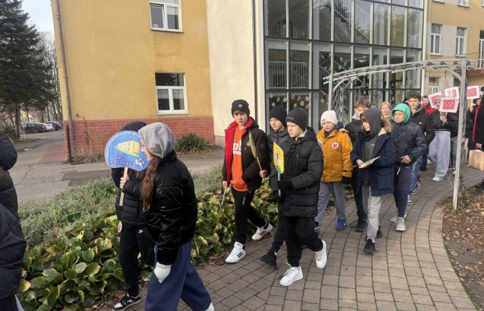 W środę 17.11.2025 nasza szkoła zorganizowała wyjątkowe wydarzenie, które było zaczątkiem podsumowania kampanii „Dzieciństwo bez Przemocy”. Dzień rozpoczął się od radosnego marszu, w którym dzieci grup przedszkolnych z wychowawczyniami oraz uczniowie wraz z nauczycielami przeszli ulicami naszego miasta. Podczas tego wydarzenia dzieci rozdawały mieszkańcom kolorowe maskotki, promując ideę bezpiecznego i szczęśliwego dzieciństwa.
Ważnym punktem dnia było spotkanie w Urzędzie Miasta z panią burmistrz, która serdecznie przyjęła naszych reprezentantów. Rozmowy dotyczyły dalszych działań na rzecz dzieci oraz wspierania inicjatyw mających na celu eliminację przemocy wśród najmłodszych.