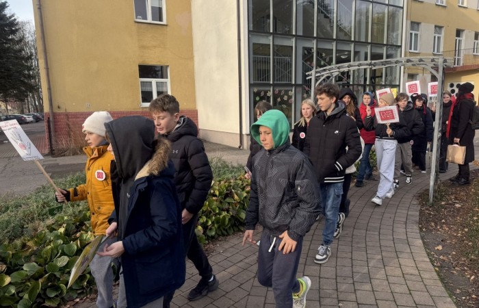 W środę 17.11.2025 nasza szkoła zorganizowała wyjątkowe wydarzenie, które było zaczątkiem podsumowania kampanii „Dzieciństwo bez Przemocy”. Dzień rozpoczął się od radosnego marszu, w którym dzieci grup przedszkolnych z wychowawczyniami oraz uczniowie wraz z nauczycielami przeszli ulicami naszego miasta. Podczas tego wydarzenia dzieci rozdawały mieszkańcom kolorowe maskotki, promując ideę bezpiecznego i szczęśliwego dzieciństwa.
Ważnym punktem dnia było spotkanie w Urzędzie Miasta z panią burmistrz, która serdecznie przyjęła naszych reprezentantów. Rozmowy dotyczyły dalszych działań na rzecz dzieci oraz wspierania inicjatyw mających na celu eliminację przemocy wśród najmłodszych.