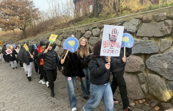 W środę 17.11.2025 nasza szkoła zorganizowała wyjątkowe wydarzenie, które było zaczątkiem podsumowania kampanii „Dzieciństwo bez Przemocy”. Dzień rozpoczął się od radosnego marszu, w którym dzieci grup przedszkolnych z wychowawczyniami oraz uczniowie wraz z nauczycielami przeszli ulicami naszego miasta. Podczas tego wydarzenia dzieci rozdawały mieszkańcom kolorowe maskotki, promując ideę bezpiecznego i szczęśliwego dzieciństwa.
Ważnym punktem dnia było spotkanie w Urzędzie Miasta z panią burmistrz, która serdecznie przyjęła naszych reprezentantów. Rozmowy dotyczyły dalszych działań na rzecz dzieci oraz wspierania inicjatyw mających na celu eliminację przemocy wśród najmłodszych.