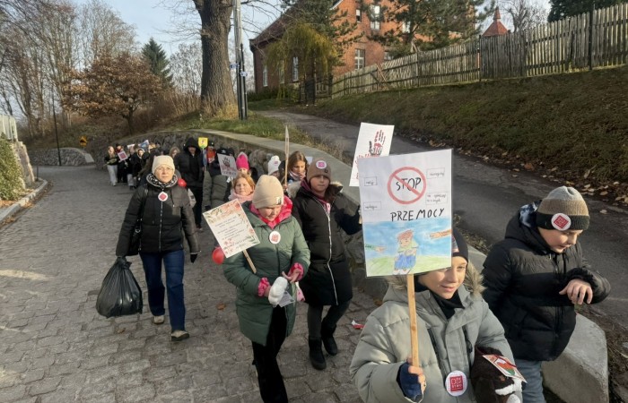 W środę 17.11.2025 nasza szkoła zorganizowała wyjątkowe wydarzenie, które było zaczątkiem podsumowania kampanii „Dzieciństwo bez Przemocy”. Dzień rozpoczął się od radosnego marszu, w którym dzieci grup przedszkolnych z wychowawczyniami oraz uczniowie wraz z nauczycielami przeszli ulicami naszego miasta. Podczas tego wydarzenia dzieci rozdawały mieszkańcom kolorowe maskotki, promując ideę bezpiecznego i szczęśliwego dzieciństwa.
Ważnym punktem dnia było spotkanie w Urzędzie Miasta z panią burmistrz, która serdecznie przyjęła naszych reprezentantów. Rozmowy dotyczyły dalszych działań na rzecz dzieci oraz wspierania inicjatyw mających na celu eliminację przemocy wśród najmłodszych.