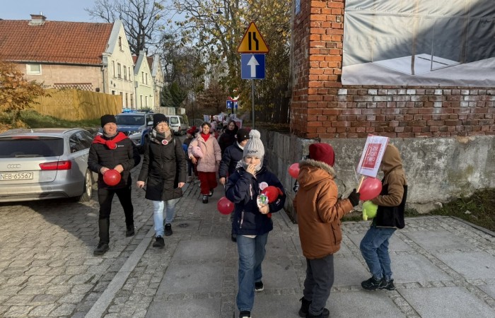 W środę 17.11.2025 nasza szkoła zorganizowała wyjątkowe wydarzenie, które było zaczątkiem podsumowania kampanii „Dzieciństwo bez Przemocy”. Dzień rozpoczął się od radosnego marszu, w którym dzieci grup przedszkolnych z wychowawczyniami oraz uczniowie wraz z nauczycielami przeszli ulicami naszego miasta. Podczas tego wydarzenia dzieci rozdawały mieszkańcom kolorowe maskotki, promując ideę bezpiecznego i szczęśliwego dzieciństwa.
Ważnym punktem dnia było spotkanie w Urzędzie Miasta z panią burmistrz, która serdecznie przyjęła naszych reprezentantów. Rozmowy dotyczyły dalszych działań na rzecz dzieci oraz wspierania inicjatyw mających na celu eliminację przemocy wśród najmłodszych.