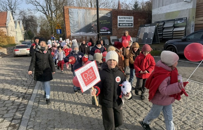 W środę 17.11.2025 nasza szkoła zorganizowała wyjątkowe wydarzenie, które było zaczątkiem podsumowania kampanii „Dzieciństwo bez Przemocy”. Dzień rozpoczął się od radosnego marszu, w którym dzieci grup przedszkolnych z wychowawczyniami oraz uczniowie wraz z nauczycielami przeszli ulicami naszego miasta. Podczas tego wydarzenia dzieci rozdawały mieszkańcom kolorowe maskotki, promując ideę bezpiecznego i szczęśliwego dzieciństwa.
Ważnym punktem dnia było spotkanie w Urzędzie Miasta z panią burmistrz, która serdecznie przyjęła naszych reprezentantów. Rozmowy dotyczyły dalszych działań na rzecz dzieci oraz wspierania inicjatyw mających na celu eliminację przemocy wśród najmłodszych.