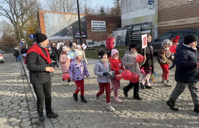 W środę 17.11.2025 nasza szkoła zorganizowała wyjątkowe wydarzenie, które było zaczątkiem podsumowania kampanii „Dzieciństwo bez Przemocy”. Dzień rozpoczął się od radosnego marszu, w którym dzieci grup przedszkolnych z wychowawczyniami oraz uczniowie wraz z nauczycielami przeszli ulicami naszego miasta. Podczas tego wydarzenia dzieci rozdawały mieszkańcom kolorowe maskotki, promując ideę bezpiecznego i szczęśliwego dzieciństwa.
Ważnym punktem dnia było spotkanie w Urzędzie Miasta z panią burmistrz, która serdecznie przyjęła naszych reprezentantów. Rozmowy dotyczyły dalszych działań na rzecz dzieci oraz wspierania inicjatyw mających na celu eliminację przemocy wśród najmłodszych.