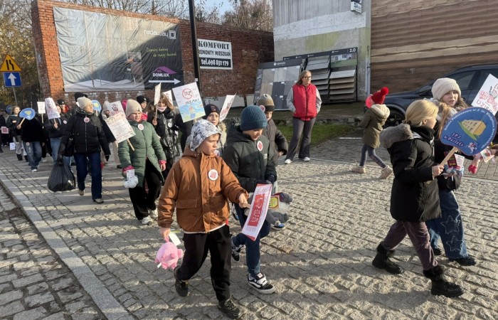 W środę 17.11.2025 nasza szkoła zorganizowała wyjątkowe wydarzenie, które było zaczątkiem podsumowania kampanii „Dzieciństwo bez Przemocy”. Dzień rozpoczął się od radosnego marszu, w którym dzieci grup przedszkolnych z wychowawczyniami oraz uczniowie wraz z nauczycielami przeszli ulicami naszego miasta. Podczas tego wydarzenia dzieci rozdawały mieszkańcom kolorowe maskotki, promując ideę bezpiecznego i szczęśliwego dzieciństwa.
Ważnym punktem dnia było spotkanie w Urzędzie Miasta z panią burmistrz, która serdecznie przyjęła naszych reprezentantów. Rozmowy dotyczyły dalszych działań na rzecz dzieci oraz wspierania inicjatyw mających na celu eliminację przemocy wśród najmłodszych.