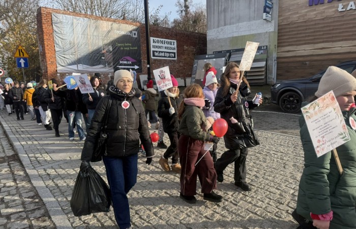 W środę 17.11.2025 nasza szkoła zorganizowała wyjątkowe wydarzenie, które było zaczątkiem podsumowania kampanii „Dzieciństwo bez Przemocy”. Dzień rozpoczął się od radosnego marszu, w którym dzieci grup przedszkolnych z wychowawczyniami oraz uczniowie wraz z nauczycielami przeszli ulicami naszego miasta. Podczas tego wydarzenia dzieci rozdawały mieszkańcom kolorowe maskotki, promując ideę bezpiecznego i szczęśliwego dzieciństwa.
Ważnym punktem dnia było spotkanie w Urzędzie Miasta z panią burmistrz, która serdecznie przyjęła naszych reprezentantów. Rozmowy dotyczyły dalszych działań na rzecz dzieci oraz wspierania inicjatyw mających na celu eliminację przemocy wśród najmłodszych.