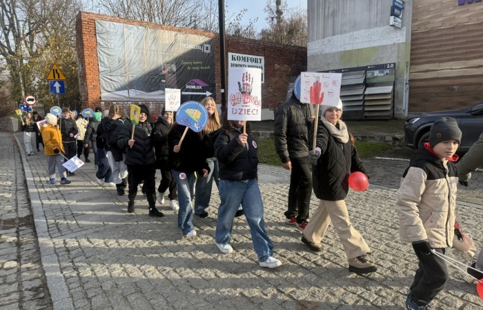 W środę 17.11.2025 nasza szkoła zorganizowała wyjątkowe wydarzenie, które było zaczątkiem podsumowania kampanii „Dzieciństwo bez Przemocy”. Dzień rozpoczął się od radosnego marszu, w którym dzieci grup przedszkolnych z wychowawczyniami oraz uczniowie wraz z nauczycielami przeszli ulicami naszego miasta. Podczas tego wydarzenia dzieci rozdawały mieszkańcom kolorowe maskotki, promując ideę bezpiecznego i szczęśliwego dzieciństwa.
Ważnym punktem dnia było spotkanie w Urzędzie Miasta z panią burmistrz, która serdecznie przyjęła naszych reprezentantów. Rozmowy dotyczyły dalszych działań na rzecz dzieci oraz wspierania inicjatyw mających na celu eliminację przemocy wśród najmłodszych.