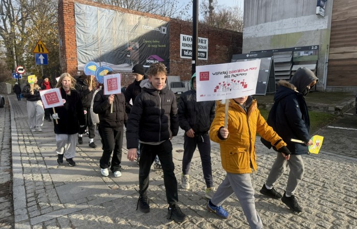 W środę 17.11.2025 nasza szkoła zorganizowała wyjątkowe wydarzenie, które było zaczątkiem podsumowania kampanii „Dzieciństwo bez Przemocy”. Dzień rozpoczął się od radosnego marszu, w którym dzieci grup przedszkolnych z wychowawczyniami oraz uczniowie wraz z nauczycielami przeszli ulicami naszego miasta. Podczas tego wydarzenia dzieci rozdawały mieszkańcom kolorowe maskotki, promując ideę bezpiecznego i szczęśliwego dzieciństwa.
Ważnym punktem dnia było spotkanie w Urzędzie Miasta z panią burmistrz, która serdecznie przyjęła naszych reprezentantów. Rozmowy dotyczyły dalszych działań na rzecz dzieci oraz wspierania inicjatyw mających na celu eliminację przemocy wśród najmłodszych.