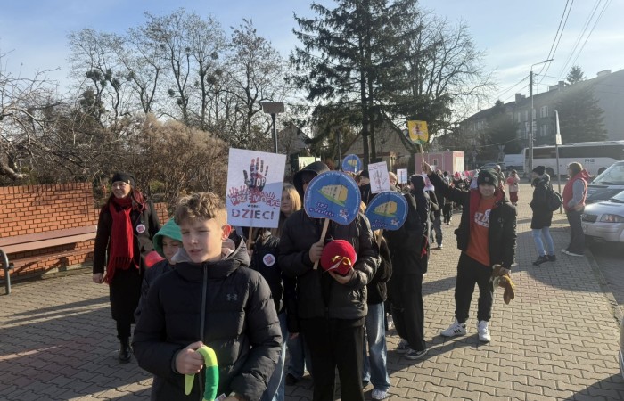 W środę 17.11.2025 nasza szkoła zorganizowała wyjątkowe wydarzenie, które było zaczątkiem podsumowania kampanii „Dzieciństwo bez Przemocy”. Dzień rozpoczął się od radosnego marszu, w którym dzieci grup przedszkolnych z wychowawczyniami oraz uczniowie wraz z nauczycielami przeszli ulicami naszego miasta. Podczas tego wydarzenia dzieci rozdawały mieszkańcom kolorowe maskotki, promując ideę bezpiecznego i szczęśliwego dzieciństwa.
Ważnym punktem dnia było spotkanie w Urzędzie Miasta z panią burmistrz, która serdecznie przyjęła naszych reprezentantów. Rozmowy dotyczyły dalszych działań na rzecz dzieci oraz wspierania inicjatyw mających na celu eliminację przemocy wśród najmłodszych.