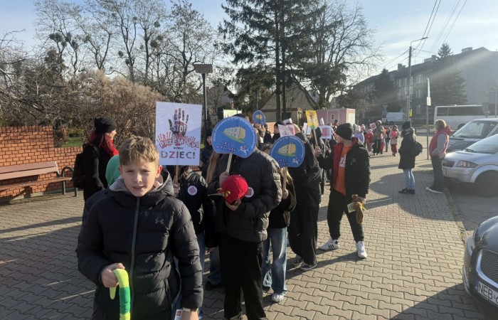 W środę 17.11.2025 nasza szkoła zorganizowała wyjątkowe wydarzenie, które było zaczątkiem podsumowania kampanii „Dzieciństwo bez Przemocy”. Dzień rozpoczął się od radosnego marszu, w którym dzieci grup przedszkolnych z wychowawczyniami oraz uczniowie wraz z nauczycielami przeszli ulicami naszego miasta. Podczas tego wydarzenia dzieci rozdawały mieszkańcom kolorowe maskotki, promując ideę bezpiecznego i szczęśliwego dzieciństwa.
Ważnym punktem dnia było spotkanie w Urzędzie Miasta z panią burmistrz, która serdecznie przyjęła naszych reprezentantów. Rozmowy dotyczyły dalszych działań na rzecz dzieci oraz wspierania inicjatyw mających na celu eliminację przemocy wśród najmłodszych.