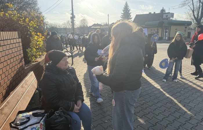 W środę 17.11.2025 nasza szkoła zorganizowała wyjątkowe wydarzenie, które było zaczątkiem podsumowania kampanii „Dzieciństwo bez Przemocy”. Dzień rozpoczął się od radosnego marszu, w którym dzieci grup przedszkolnych z wychowawczyniami oraz uczniowie wraz z nauczycielami przeszli ulicami naszego miasta. Podczas tego wydarzenia dzieci rozdawały mieszkańcom kolorowe maskotki, promując ideę bezpiecznego i szczęśliwego dzieciństwa.
Ważnym punktem dnia było spotkanie w Urzędzie Miasta z panią burmistrz, która serdecznie przyjęła naszych reprezentantów. Rozmowy dotyczyły dalszych działań na rzecz dzieci oraz wspierania inicjatyw mających na celu eliminację przemocy wśród najmłodszych.