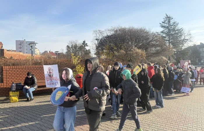 W środę 17.11.2025 nasza szkoła zorganizowała wyjątkowe wydarzenie, które było zaczątkiem podsumowania kampanii „Dzieciństwo bez Przemocy”. Dzień rozpoczął się od radosnego marszu, w którym dzieci grup przedszkolnych z wychowawczyniami oraz uczniowie wraz z nauczycielami przeszli ulicami naszego miasta. Podczas tego wydarzenia dzieci rozdawały mieszkańcom kolorowe maskotki, promując ideę bezpiecznego i szczęśliwego dzieciństwa.
Ważnym punktem dnia było spotkanie w Urzędzie Miasta z panią burmistrz, która serdecznie przyjęła naszych reprezentantów. Rozmowy dotyczyły dalszych działań na rzecz dzieci oraz wspierania inicjatyw mających na celu eliminację przemocy wśród najmłodszych.
