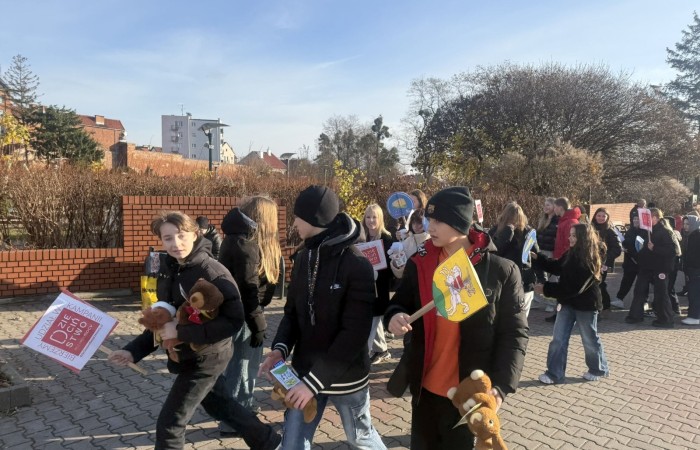 W środę 17.11.2025 nasza szkoła zorganizowała wyjątkowe wydarzenie, które było zaczątkiem podsumowania kampanii „Dzieciństwo bez Przemocy”. Dzień rozpoczął się od radosnego marszu, w którym dzieci grup przedszkolnych z wychowawczyniami oraz uczniowie wraz z nauczycielami przeszli ulicami naszego miasta. Podczas tego wydarzenia dzieci rozdawały mieszkańcom kolorowe maskotki, promując ideę bezpiecznego i szczęśliwego dzieciństwa.
Ważnym punktem dnia było spotkanie w Urzędzie Miasta z panią burmistrz, która serdecznie przyjęła naszych reprezentantów. Rozmowy dotyczyły dalszych działań na rzecz dzieci oraz wspierania inicjatyw mających na celu eliminację przemocy wśród najmłodszych.