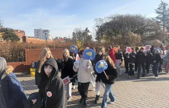 W środę 17.11.2025 nasza szkoła zorganizowała wyjątkowe wydarzenie, które było zaczątkiem podsumowania kampanii „Dzieciństwo bez Przemocy”. Dzień rozpoczął się od radosnego marszu, w którym dzieci grup przedszkolnych z wychowawczyniami oraz uczniowie wraz z nauczycielami przeszli ulicami naszego miasta. Podczas tego wydarzenia dzieci rozdawały mieszkańcom kolorowe maskotki, promując ideę bezpiecznego i szczęśliwego dzieciństwa.
Ważnym punktem dnia było spotkanie w Urzędzie Miasta z panią burmistrz, która serdecznie przyjęła naszych reprezentantów. Rozmowy dotyczyły dalszych działań na rzecz dzieci oraz wspierania inicjatyw mających na celu eliminację przemocy wśród najmłodszych.