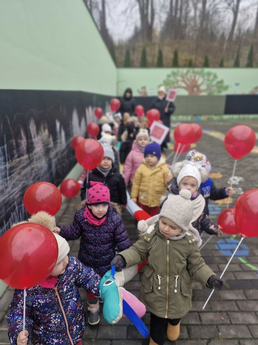 W środę 17.11.2025 nasza szkoła zorganizowała wyjątkowe wydarzenie, które było zaczątkiem podsumowania kampanii „Dzieciństwo bez Przemocy”. Dzień rozpoczął się od radosnego marszu, w którym dzieci grup przedszkolnych z wychowawczyniami oraz uczniowie wraz z nauczycielami przeszli ulicami naszego miasta. Podczas tego wydarzenia dzieci rozdawały mieszkańcom kolorowe maskotki, promując ideę bezpiecznego i szczęśliwego dzieciństwa.
Ważnym punktem dnia było spotkanie w Urzędzie Miasta z panią burmistrz, która serdecznie przyjęła naszych reprezentantów. Rozmowy dotyczyły dalszych działań na rzecz dzieci oraz wspierania inicjatyw mających na celu eliminację przemocy wśród najmłodszych.