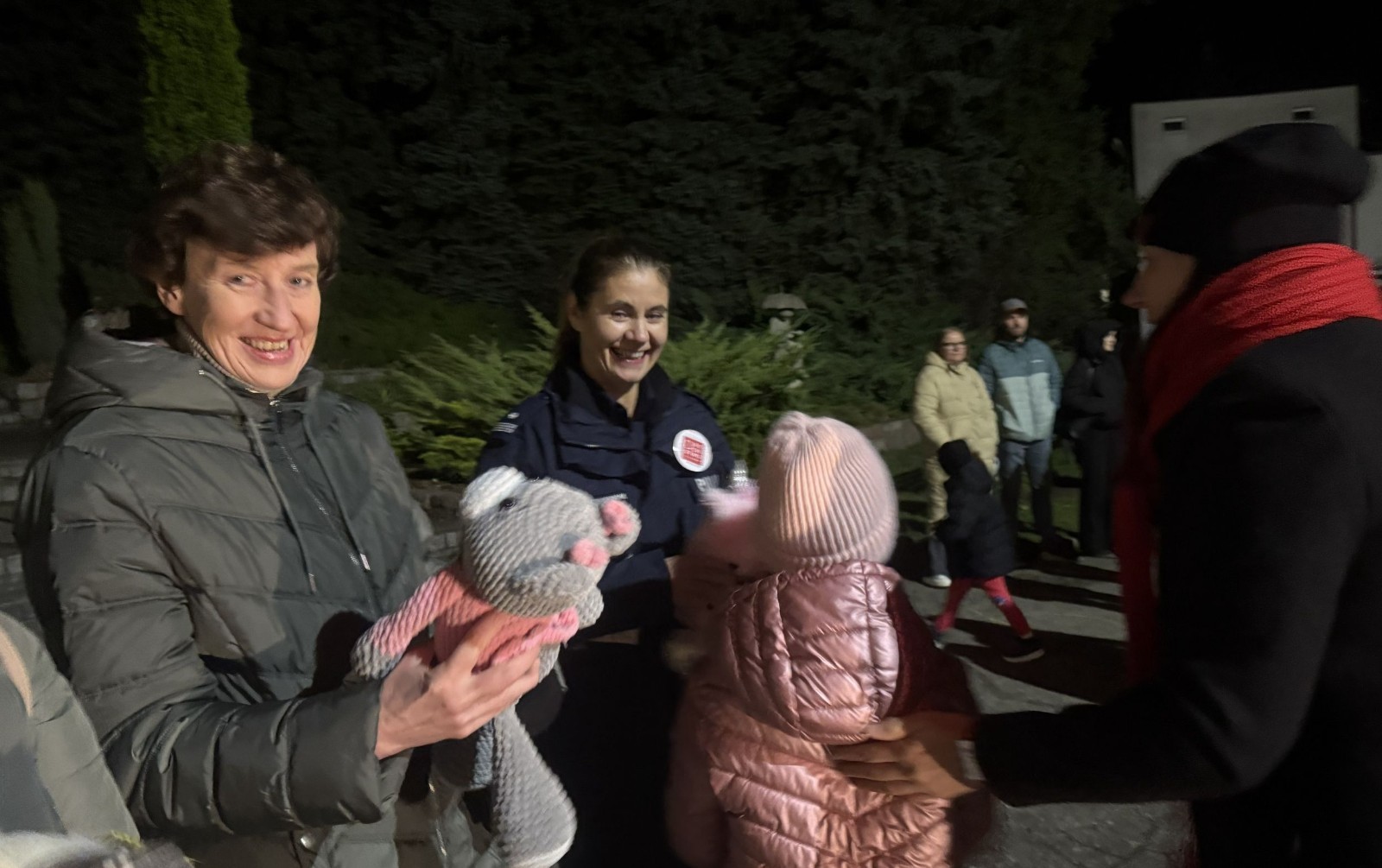 O godzinie 17:00 pod szkołą rozpoczęła się impreza, która zgromadziła około 200 osób. Szkoła została podświetlona na czerwono, co symbolizowało naszą jedność w walce z przemocą. Był to akcent podsumowujący nasze wcześ iej sze  działania w ramach Kampanii Ogólnopolskiej „Dzieciństwo bez Przemocy”. Od października uczniowie uczestniczyli w lekcjach online przygotowanych przez Fundację Dajemy Dzieciom Siłę. Rodzice również zostali objęci wsparciem w postaci webinaru online ww. fudacji.
Uczestnicy mogli wziąć udział w wspólnym śpiewaniu, quizie wiedzy o przemocy oraz tworzeniu „kamieni mocy” – symboli pozytywnej energii i wsparcia. Dodatkowo, w ramach konkursów, przyznano nagrody ufundowane przez Urząd Miejski w Pasłęku.
Ten cudowny czas umilił nam smaczny poczęstunek, w tym grochówka, pizza i ciasta, gorąca kawa i herbatka przygotowany przez panie kucharki i rodziców.
W wydarzeniu uczestniczyli również zaproszeni goście, w tym Burmistrz Pasłęka – pani Elżbieta Wasiuk,  podinspektor KP Pasłęk – pani Agnieszka Bielewicz - Piechowiak oraz przedstawiciel Kuratorium Oświaty w Elblągu – pani Teresa Bednarz, którzy wspierają nasze działania. Ich obecność była dowodem na to, jak ważna jest współpraca lokalnej społeczności w walce z przemocą wobec dzieci. Dziękujemy wszystkim, którzy wzięli udział w tym wyjątkowym dniu oraz przyczynili się do jego organizacji. Razem możemy stworzyć bezpieczne i przyjazne środowisko dla naszych dzieci!
