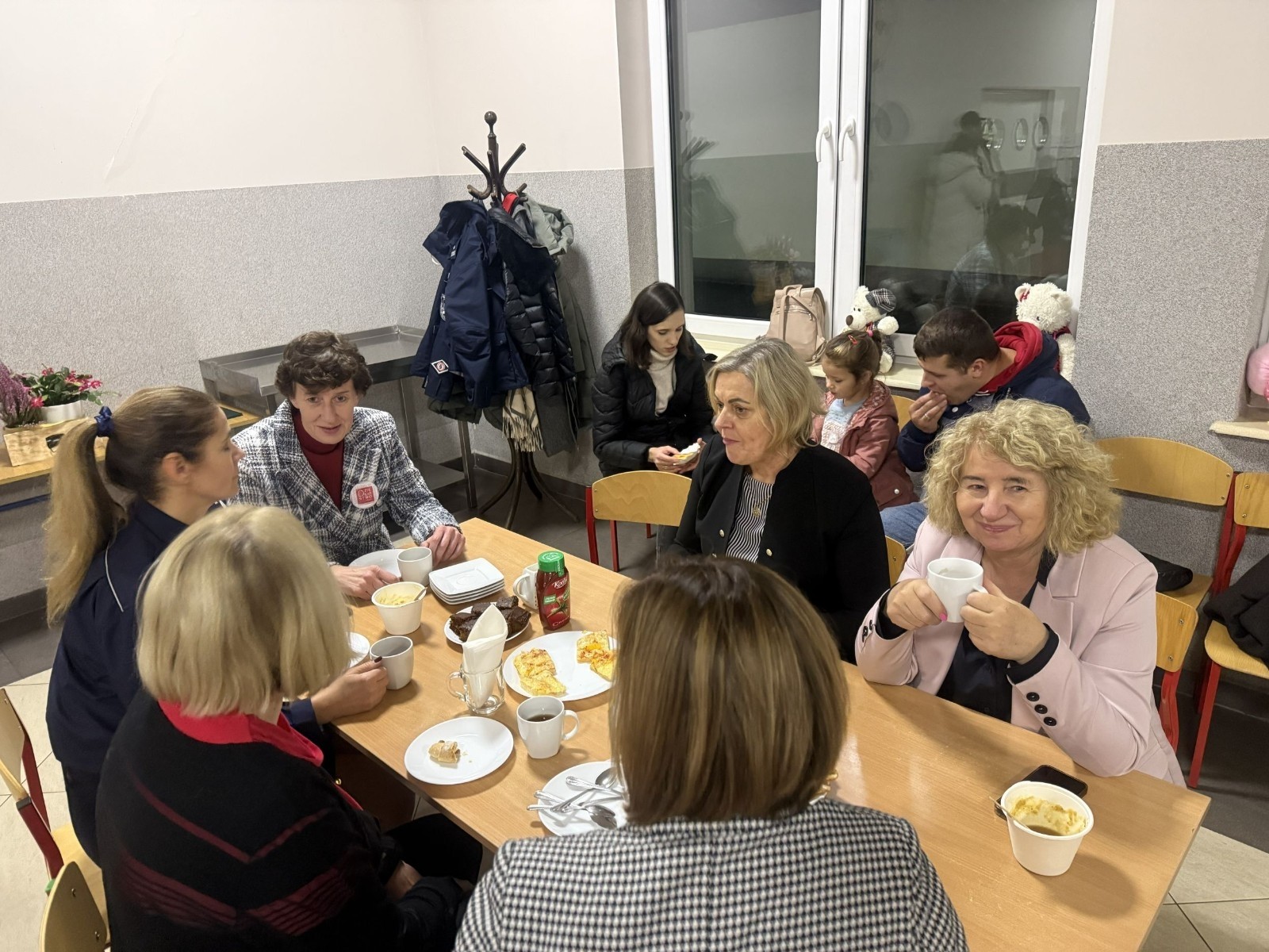 O godzinie 17:00 pod szkołą rozpoczęła się impreza, która zgromadziła około 200 osób. Szkoła została podświetlona na czerwono, co symbolizowało naszą jedność w walce z przemocą. Był to akcent podsumowujący nasze wcześ iej sze  działania w ramach Kampanii Ogólnopolskiej „Dzieciństwo bez Przemocy”. Od października uczniowie uczestniczyli w lekcjach online przygotowanych przez Fundację Dajemy Dzieciom Siłę. Rodzice również zostali objęci wsparciem w postaci webinaru online ww. fudacji.
Uczestnicy mogli wziąć udział w wspólnym śpiewaniu, quizie wiedzy o przemocy oraz tworzeniu „kamieni mocy” – symboli pozytywnej energii i wsparcia. Dodatkowo, w ramach konkursów, przyznano nagrody ufundowane przez Urząd Miejski w Pasłęku.
Ten cudowny czas umilił nam smaczny poczęstunek, w tym grochówka, pizza i ciasta, gorąca kawa i herbatka przygotowany przez panie kucharki i rodziców.
W wydarzeniu uczestniczyli również zaproszeni goście, w tym Burmistrz Pasłęka – pani Elżbieta Wasiuk,  podinspektor KP Pasłęk – pani Agnieszka Bielewicz - Piechowiak oraz przedstawiciel Kuratorium Oświaty w Elblągu – pani Teresa Bednarz, którzy wspierają nasze działania. Ich obecność była dowodem na to, jak ważna jest współpraca lokalnej społeczności w walce z przemocą wobec dzieci. Dziękujemy wszystkim, którzy wzięli udział w tym wyjątkowym dniu oraz przyczynili się do jego organizacji. Razem możemy stworzyć bezpieczne i przyjazne środowisko dla naszych dzieci!
