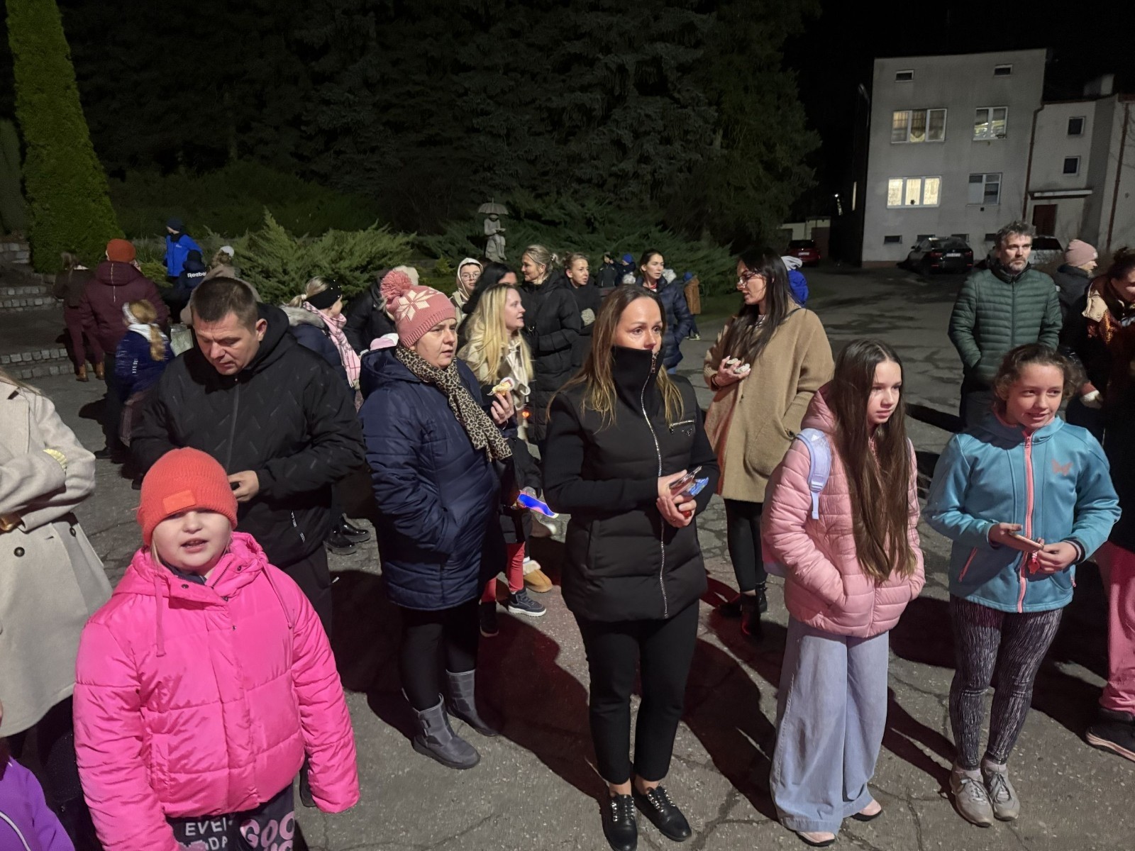 O godzinie 17:00 pod szkołą rozpoczęła się impreza, która zgromadziła około 200 osób. Szkoła została podświetlona na czerwono, co symbolizowało naszą jedność w walce z przemocą. Był to akcent podsumowujący nasze wcześ iej sze  działania w ramach Kampanii Ogólnopolskiej „Dzieciństwo bez Przemocy”. Od października uczniowie uczestniczyli w lekcjach online przygotowanych przez Fundację Dajemy Dzieciom Siłę. Rodzice również zostali objęci wsparciem w postaci webinaru online ww. fudacji.
Uczestnicy mogli wziąć udział w wspólnym śpiewaniu, quizie wiedzy o przemocy oraz tworzeniu „kamieni mocy” – symboli pozytywnej energii i wsparcia. Dodatkowo, w ramach konkursów, przyznano nagrody ufundowane przez Urząd Miejski w Pasłęku.
Ten cudowny czas umilił nam smaczny poczęstunek, w tym grochówka, pizza i ciasta, gorąca kawa i herbatka przygotowany przez panie kucharki i rodziców.
W wydarzeniu uczestniczyli również zaproszeni goście, w tym Burmistrz Pasłęka – pani Elżbieta Wasiuk,  podinspektor KP Pasłęk – pani Agnieszka Bielewicz - Piechowiak oraz przedstawiciel Kuratorium Oświaty w Elblągu – pani Teresa Bednarz, którzy wspierają nasze działania. Ich obecność była dowodem na to, jak ważna jest współpraca lokalnej społeczności w walce z przemocą wobec dzieci. Dziękujemy wszystkim, którzy wzięli udział w tym wyjątkowym dniu oraz przyczynili się do jego organizacji. Razem możemy stworzyć bezpieczne i przyjazne środowisko dla naszych dzieci!
