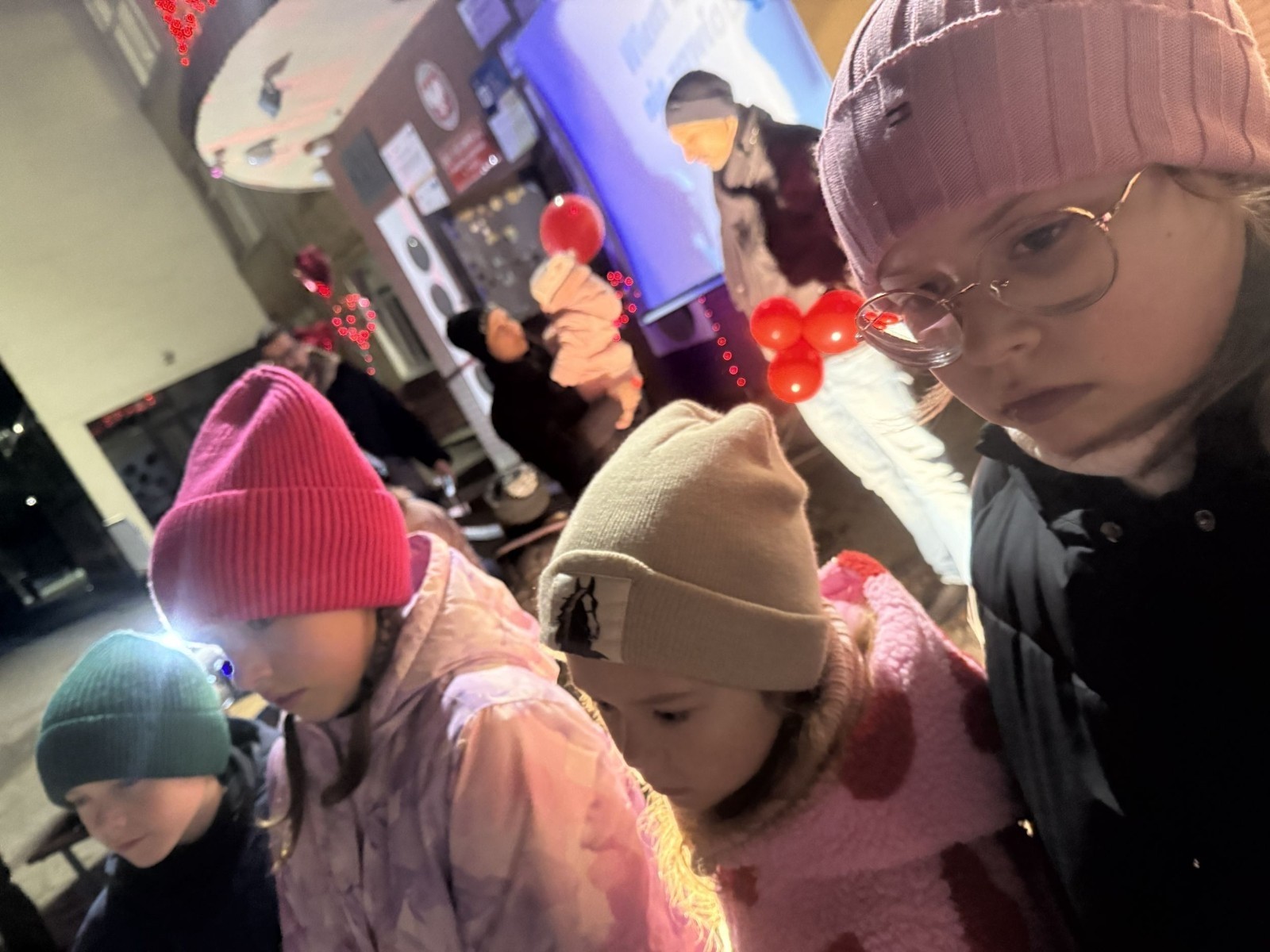 O godzinie 17:00 pod szkołą rozpoczęła się impreza, która zgromadziła około 200 osób. Szkoła została podświetlona na czerwono, co symbolizowało naszą jedność w walce z przemocą. Był to akcent podsumowujący nasze wcześ iej sze  działania w ramach Kampanii Ogólnopolskiej „Dzieciństwo bez Przemocy”. Od października uczniowie uczestniczyli w lekcjach online przygotowanych przez Fundację Dajemy Dzieciom Siłę. Rodzice również zostali objęci wsparciem w postaci webinaru online ww. fudacji.
Uczestnicy mogli wziąć udział w wspólnym śpiewaniu, quizie wiedzy o przemocy oraz tworzeniu „kamieni mocy” – symboli pozytywnej energii i wsparcia. Dodatkowo, w ramach konkursów, przyznano nagrody ufundowane przez Urząd Miejski w Pasłęku.
Ten cudowny czas umilił nam smaczny poczęstunek, w tym grochówka, pizza i ciasta, gorąca kawa i herbatka przygotowany przez panie kucharki i rodziców.
W wydarzeniu uczestniczyli również zaproszeni goście, w tym Burmistrz Pasłęka – pani Elżbieta Wasiuk,  podinspektor KP Pasłęk – pani Agnieszka Bielewicz - Piechowiak oraz przedstawiciel Kuratorium Oświaty w Elblągu – pani Teresa Bednarz, którzy wspierają nasze działania. Ich obecność była dowodem na to, jak ważna jest współpraca lokalnej społeczności w walce z przemocą wobec dzieci. Dziękujemy wszystkim, którzy wzięli udział w tym wyjątkowym dniu oraz przyczynili się do jego organizacji. Razem możemy stworzyć bezpieczne i przyjazne środowisko dla naszych dzieci!
