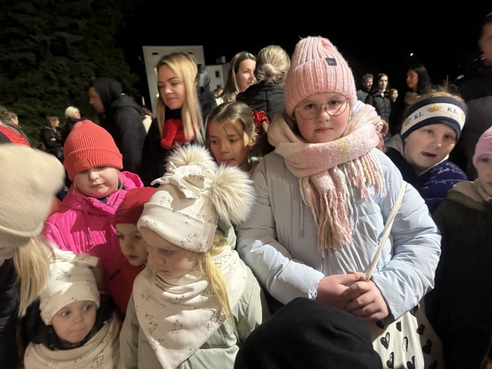 O godzinie 17:00 pod szkołą rozpoczęła się impreza, która zgromadziła około 200 osób. Szkoła została podświetlona na czerwono, co symbolizowało naszą jedność w walce z przemocą. Był to akcent podsumowujący nasze wcześ iej sze  działania w ramach Kampanii Ogólnopolskiej „Dzieciństwo bez Przemocy”. Od października uczniowie uczestniczyli w lekcjach online przygotowanych przez Fundację Dajemy Dzieciom Siłę. Rodzice również zostali objęci wsparciem w postaci webinaru online ww. fudacji.
Uczestnicy mogli wziąć udział w wspólnym śpiewaniu, quizie wiedzy o przemocy oraz tworzeniu „kamieni mocy” – symboli pozytywnej energii i wsparcia. Dodatkowo, w ramach konkursów, przyznano nagrody ufundowane przez Urząd Miejski w Pasłęku.
Ten cudowny czas umilił nam smaczny poczęstunek, w tym grochówka, pizza i ciasta, gorąca kawa i herbatka przygotowany przez panie kucharki i rodziców.
W wydarzeniu uczestniczyli również zaproszeni goście, w tym Burmistrz Pasłęka – pani Elżbieta Wasiuk,  podinspektor KP Pasłęk – pani Agnieszka Bielewicz - Piechowiak oraz przedstawiciel Kuratorium Oświaty w Elblągu – pani Teresa Bednarz, którzy wspierają nasze działania. Ich obecność była dowodem na to, jak ważna jest współpraca lokalnej społeczności w walce z przemocą wobec dzieci. Dziękujemy wszystkim, którzy wzięli udział w tym wyjątkowym dniu oraz przyczynili się do jego organizacji. Razem możemy stworzyć bezpieczne i przyjazne środowisko dla naszych dzieci!
