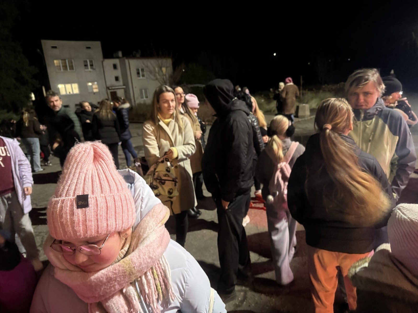 O godzinie 17:00 pod szkołą rozpoczęła się impreza, która zgromadziła około 200 osób. Szkoła została podświetlona na czerwono, co symbolizowało naszą jedność w walce z przemocą. Był to akcent podsumowujący nasze wcześ iej sze  działania w ramach Kampanii Ogólnopolskiej „Dzieciństwo bez Przemocy”. Od października uczniowie uczestniczyli w lekcjach online przygotowanych przez Fundację Dajemy Dzieciom Siłę. Rodzice również zostali objęci wsparciem w postaci webinaru online ww. fudacji.
Uczestnicy mogli wziąć udział w wspólnym śpiewaniu, quizie wiedzy o przemocy oraz tworzeniu „kamieni mocy” – symboli pozytywnej energii i wsparcia. Dodatkowo, w ramach konkursów, przyznano nagrody ufundowane przez Urząd Miejski w Pasłęku.
Ten cudowny czas umilił nam smaczny poczęstunek, w tym grochówka, pizza i ciasta, gorąca kawa i herbatka przygotowany przez panie kucharki i rodziców.
W wydarzeniu uczestniczyli również zaproszeni goście, w tym Burmistrz Pasłęka – pani Elżbieta Wasiuk,  podinspektor KP Pasłęk – pani Agnieszka Bielewicz - Piechowiak oraz przedstawiciel Kuratorium Oświaty w Elblągu – pani Teresa Bednarz, którzy wspierają nasze działania. Ich obecność była dowodem na to, jak ważna jest współpraca lokalnej społeczności w walce z przemocą wobec dzieci. Dziękujemy wszystkim, którzy wzięli udział w tym wyjątkowym dniu oraz przyczynili się do jego organizacji. Razem możemy stworzyć bezpieczne i przyjazne środowisko dla naszych dzieci!
